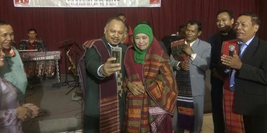 Hadiahi kain ulos, komunitas Boru Harianja doakan Khofifah menang di Pilgub Jatim