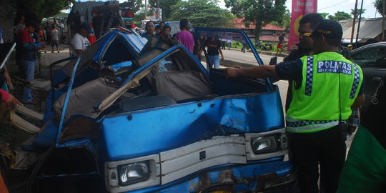 Truk molen seruduk angkot di Bogor, 2 orang tewas