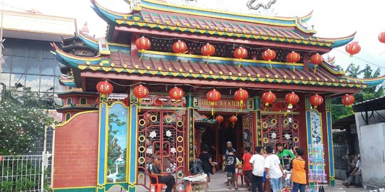 Mengunjungi klenteng Hok Lay Kiong yang diperkirakan berusia 350 tahun