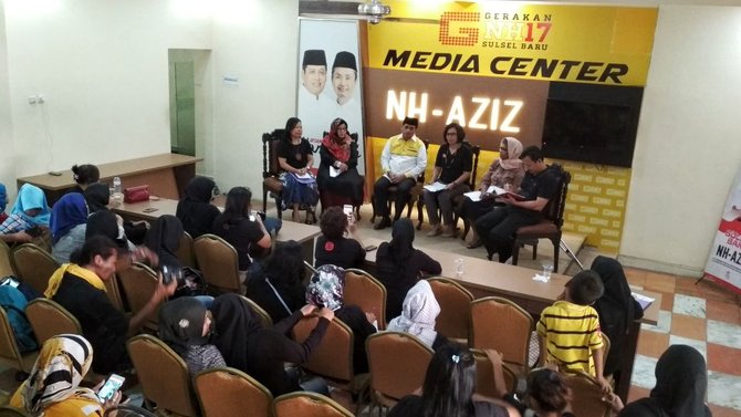 nh tandatangani kontrak politik ini dengan aktivis perempuan