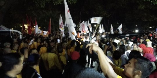 Saling balas teriak 'Jokowi Presiden' dan 'Prabowo Presiden' di Gedung KPU