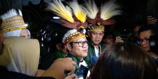 Datang ke KPU, Ketum PKB kenakan topi khas Papua