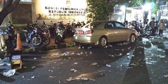 Usai pengundian nomor urut Pemilu 2019, jalan di Gedung KPU dibanjiri sampah