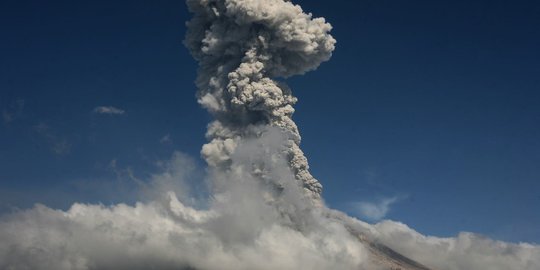 Erupsi Gunung Sinabung, 5 kecamatan di Karo jadi gelap diselimuti debu