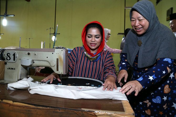 puti guntur soekarno mengunjungi pekerja pekerja perempuan di kabupaten malang