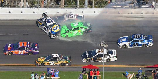 Momen tabrakan beruntun pembalap Nascar cantik Danica Patrick