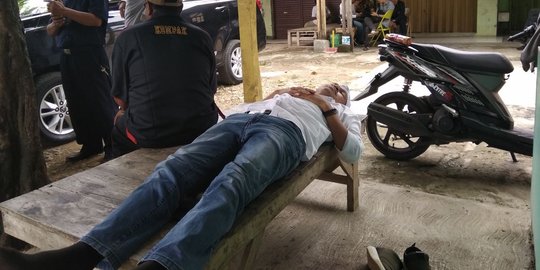 Cuaca adem, Kang Dedi tertidur pulas di bangku warteg