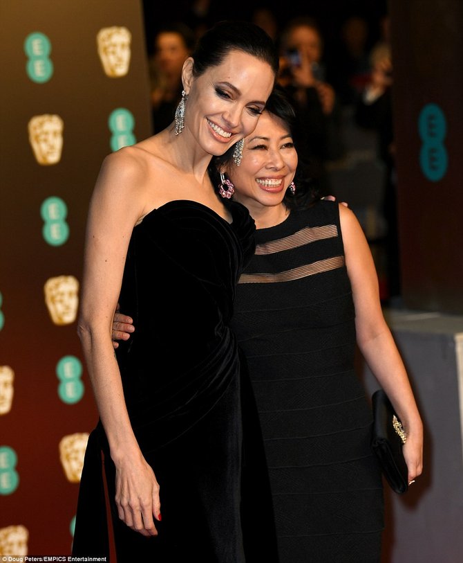 para selebriti kenakan busana hitam di bafta 2018