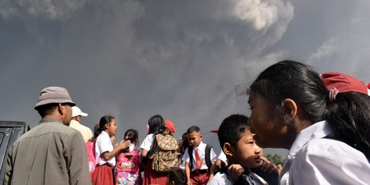 Di tengah letusan 5.000 meter abu Sinabung, murid SD tetap nekat ke sekolah