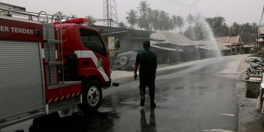 Bersihkan debu Gunung Sinabung truk damkar  dan water 