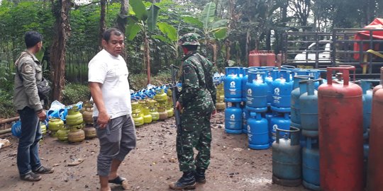 Anggota TNI gerebek lokasi pengoplosan gas Elpiji di Bogor