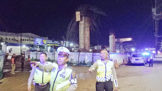 polisi pantau tiang girder tol becakayu yang roboh