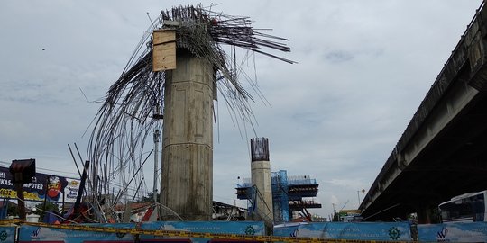 Tiang girder proyek tol Becakayu roboh saat sedang dicor