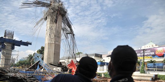 Tim Inafis dan Puslabfor Polri olah TKP robohnya girder proyek Tol Becakayu