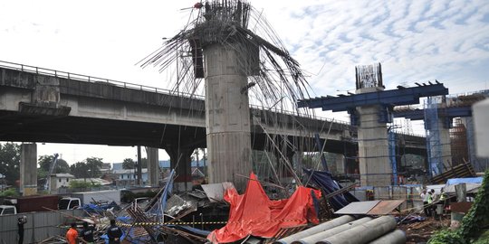 Penampakan tiang girder Becakayu yang roboh