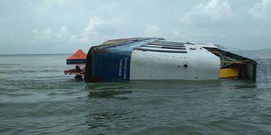 Kapal barang tenggelam di laut dangkal Banyuasin, satu ABK hilang