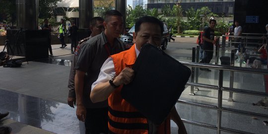 Diperiksa KPK, Setnov datang tenteng tas hitam, disapa hanya tersenyum