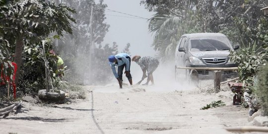 Warga Karo bersihkan abu vulkanik usai erupsi Sinabung