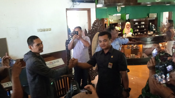 sari hardiyanto dan petugas bandara berdamai