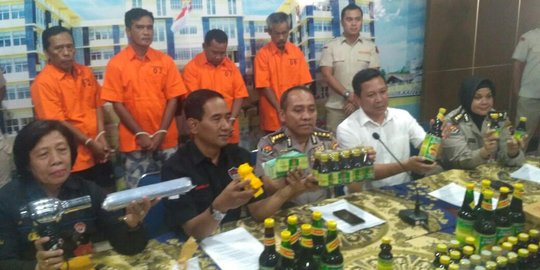 Polisi gerebek gudang jamu kedaluarsa berisi 24.900 botol di Pasaman Barat