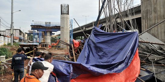 Detik mencekam saat bekisting pierhead Tol Becakayu timpa tujuh pekerja