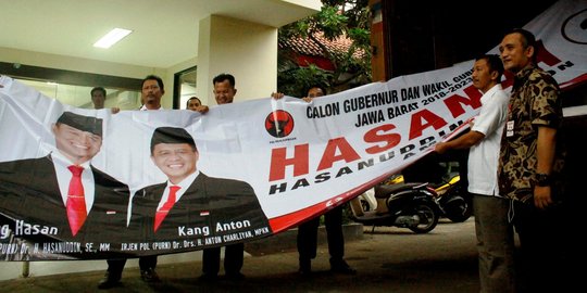 KPU Jabar serahkan alat peraga kampanye untuk tiga paslon, Duo DM menyusul