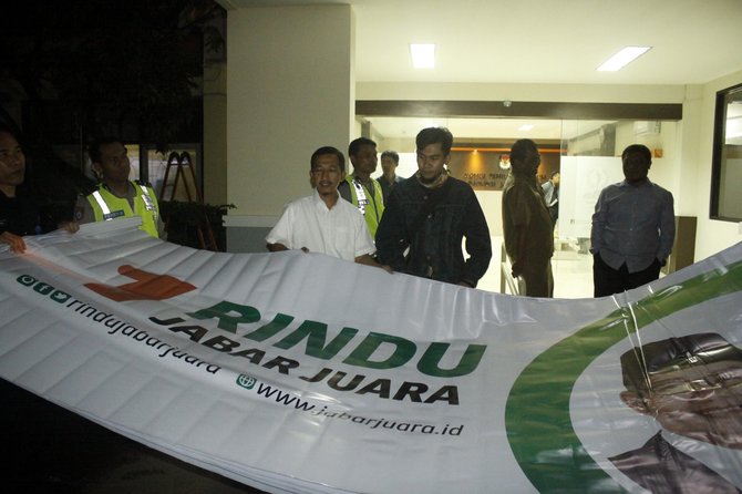 kpu jabar serahkan alat peraga kampanye
