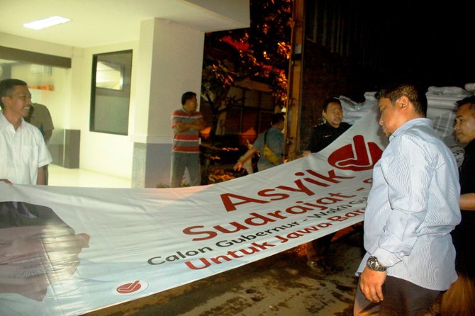 kpu jabar serahkan alat peraga kampanye