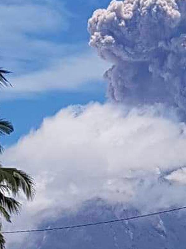 gunung sinabung meletus