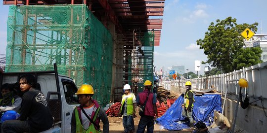 Proyek infrastruktur melayang di moratorium, pekerja sibuk kerjakan bagian bawah