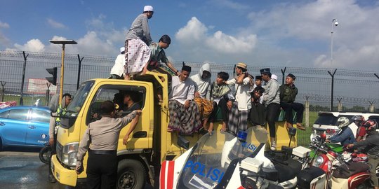 Rizieq batal pulang, polisi tetap halau simpatisan masuk area bandara