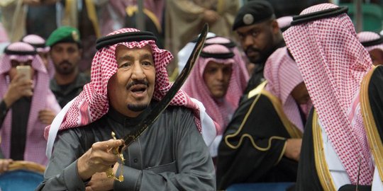 Hadir di festival budaya, Raja Salman tampil menari pedang