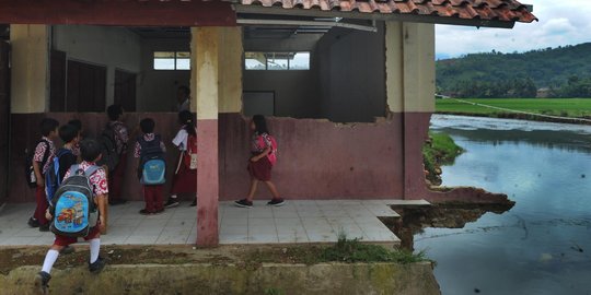 Nestapa murid SD belajar di ruang kelas bekas diterjang banjir