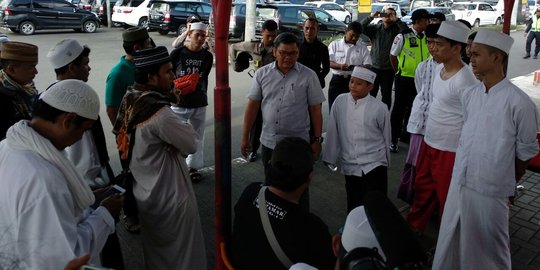 Rizieq batal pulang ke Jakarta, massa penjemput balik kanan tinggalkan bandara