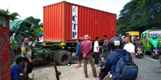 Sopir mengantuk, truk kontainer tabrak bangunan dan tiang listrik