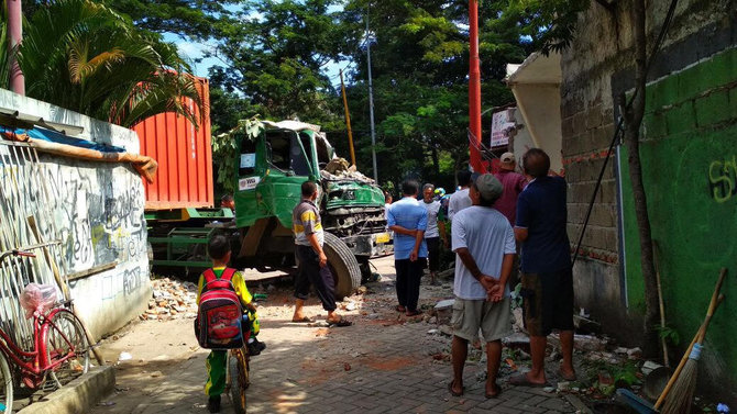 truk kontainer tabrak bangunan di daan mogot