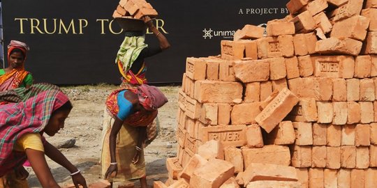 Potret buruh wanita India bangun Menara Trump demi kebutuhan