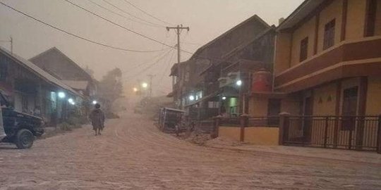 Abu letusan Gunung Sinabung bikin tanah Karo gelap gulita