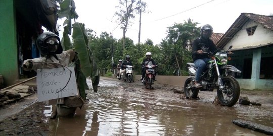 Tak kunjung diperbaiki, jalan rusak di Kota Serang ditanami pohon pisang