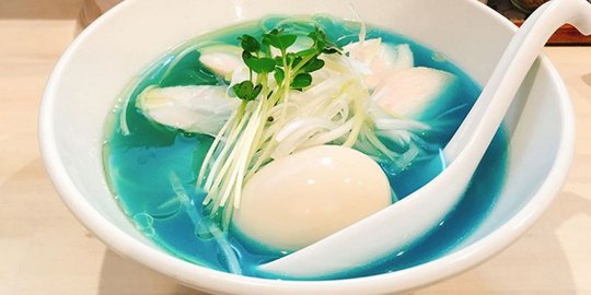 Tawarkan ramen berkuah biru, kedai di Tokyo langsung viral di dunia maya