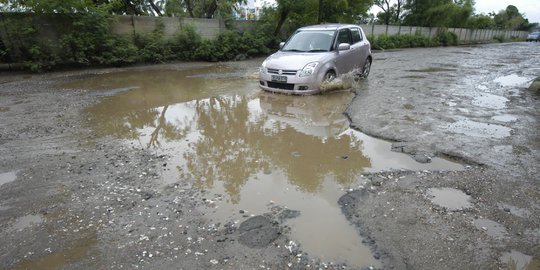 Musim hujan, ruas jalan protokol di Bekasi banyak yang berlubang