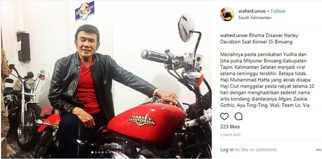 rhoma irama berpose di atas harley davidson
