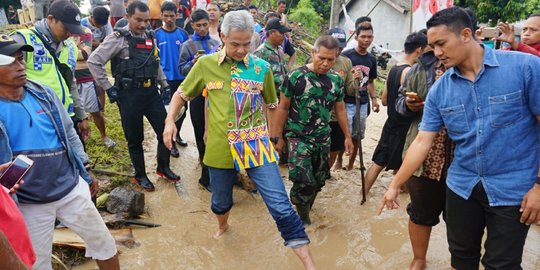 Kunjungi lokasi banjir, Ganjar perintahkan Bupati Demak angkut sampah