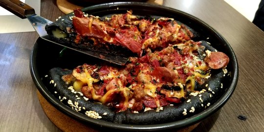 Manjakan lidah dengan kelembutan black pizza, sensasi rasa baru dari Pizza Hut