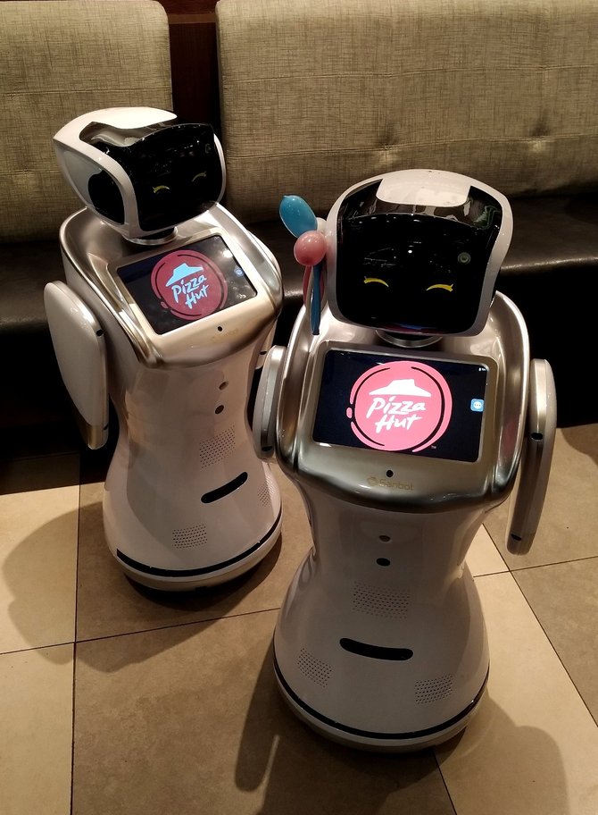 robot sammy dan sally di peluncuran pizza hut black pizza