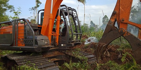 Tim gabungan kerahkan ekscavator padamkan kebakaran lahan gambut di Siak