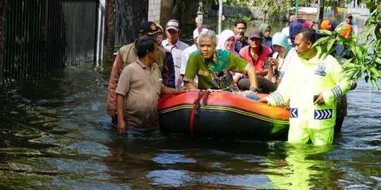 Tinjau banjir naik perahu, Ganjar janjikan dana CSR beli pompa air