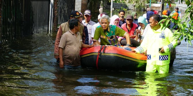 Image result for ganjar pranowo tinjau banjir