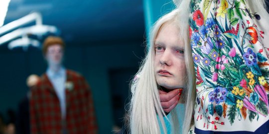 Seram, model tenteng 'kepalanya' di catwalk Milan Fashion Week