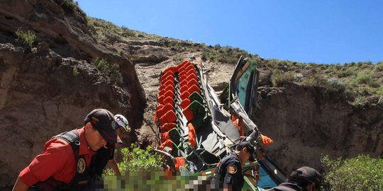 Bus terjun ke jurang di Peru 44 orang tewas